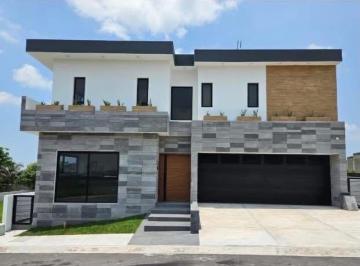 Casa · 480m² · 4 Recámaras · 2 Estacionamientos · Casa en Villa Coral