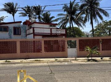 Casa · 300m² · 5 Recámaras · Casa en Petrolera