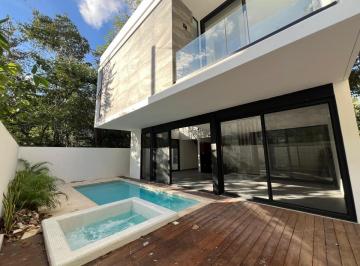 Casa · 390m² · 5 Recámaras · 2 Estacionamientos · Casa en Venta en Playa del Carmen