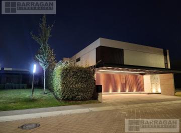 Casa · 350m² · 4 Recámaras · 3 Estacionamientos · Casa Nueva en Venta en Lomas del Campanario Norte