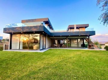 Casa de 3 habitaciones, León · Casa en Venta en El Bosque Country Club con 3 Recamaras, 4 Baños y 4 Estacionamientos
