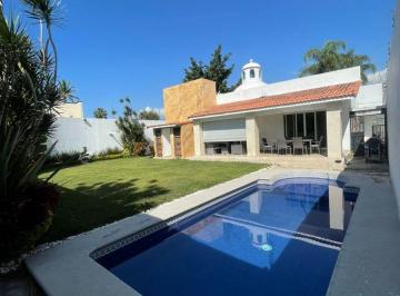 Casa de 4 habitaciones, Cuernavaca · Fracc. Sumiya Casa de un Nivel en Venta con Jardín y Alberca