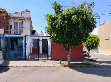 Casa de 3 habitaciones, Tonalá · Casa en Esquina + Bodega con Potencial Local Comercial | Entrada Principal