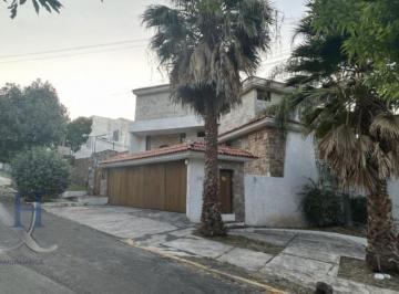 Casa de 5 habitaciones, Zapopan · Casa con Alberca y Gimnasio en Venta en Jardines Universidad