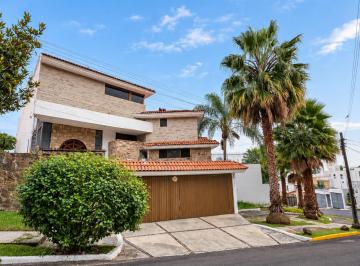 Casa de 5 habitaciones, Zapopan · Casa con Alberca y Gimnasio en Venta en Jardines Universidad