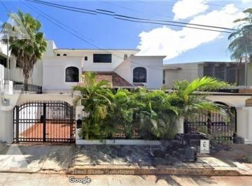 Casa · 302m² · 5 Recámaras · 2 Estacionamientos · Casa en en Venta, 5 Recámaras, 3 Niveles, Piscina, Cancún