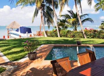 Casa · 734m² · 4 Recámaras · 3 Estacionamientos · Casa en Venta, 4 Recámaras, Piscina, Frente Laguna, Isla Dorada, Zona Hotelera, Cancún