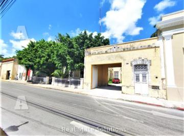 Casa · 460m² · 6 Recámaras · 35 Estacionamientos · Casa Antigua en Venta de 6 Recámaras, en Amplio Terreno en Santa Ana, Mérida.