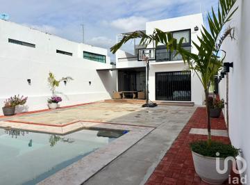 Casa · 250m² · 3 Recámaras · 3 Estacionamientos · Moderna Casa en Renta en Chichi Suarez, Yucatan