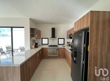 Casa · 200m² · 3 Recámaras · Bella Casa en Renta en Privada Naia en Conkal, Yucatan