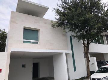 Casa de 3 habitaciones, Santa Catarina · Casa en Renta en Privada Aguacatal Santa Catarina