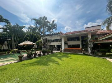 Casa · 850m² · 4 Recámaras · 6 Estacionamientos · Hermosa Casa en Venta Club de Golf Tabachines