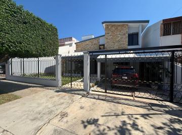 Casa · 335m² · 4 Recámaras · 2 Estacionamientos · Casa en Venta en Merida a Unos m de Paseo Montejo