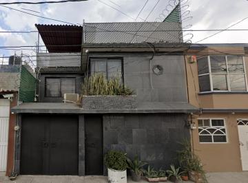 Casa de 3 habitaciones, Coacalco de Berriozábal · Casa con 3 Recámaras y 140 m² Superficie de Terreno en Venta en Villa de Las Flores 1a Sección