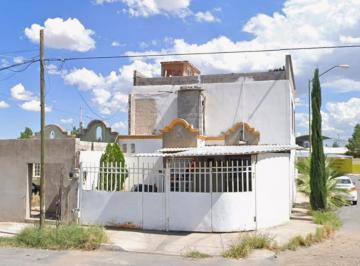 Casa de 4 habitaciones, Chihuahua · Casa con 140 m² Superficie de Terreno y 4 Recámaras en Venta en Fraccionamiento Real Carolinas