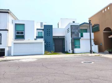 Casa · 330m² · 3 Recámaras · 2 Estacionamientos · Casa en Venta con Recámara en Planta Baja, Alberca y Jardín en La Riviera Veracruzana