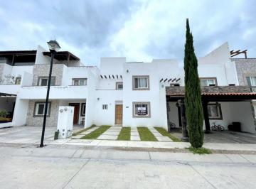 Casa · 2 Recámaras · 2 Estacionamientos · Casa - La Parroquía