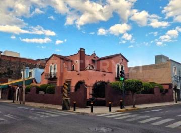 Casa · 331m² · 5 Recámaras · 3 Estacionamientos · Casa con Historia y Gran Presencia en Venta, a Una Cuadra de Av Juarez