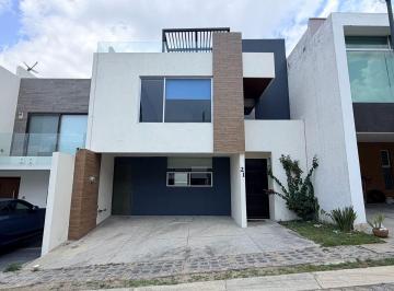 Casa · 250m² · 3 Recámaras · 2 Estacionamientos · Casa en Renta en Parque Campeche 3 Recamaras Baño!