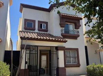 Casa · 3 Recámaras · 2 Estacionamientos · Casa en Venta en Privada Versalles (Zona Aeropuerto)