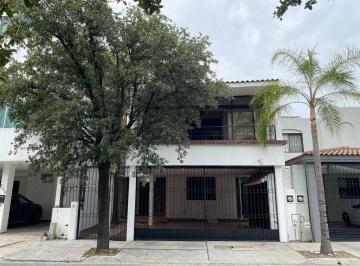 Casa de 3 habitaciones, Monterrey · Casa en Venta en Bosques de Las Cumbres con Terraza y Paneles Solares