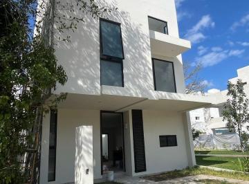 Casa · 260m² · 3 Recámaras · 3 Estacionamientos · Casa en Venta Arbolada Residencial Fase 2 Av Huayacan
