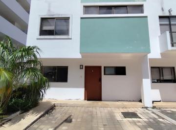 Casa · 142m² · 3 Recámaras · 2 Estacionamientos · Casa en Renta/venta Arbolada Residencial Av Huayacan Cancun