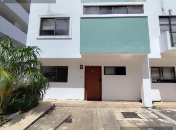 Casa · 142m² · 3 Recámaras · 2 Estacionamientos · Casa en Renta/venta Arbolada Residencial Av Huayacan Cancun