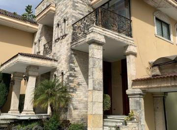 Casa · 1200m² · 3 Recámaras · 6 Estacionamientos · Residencia de Lujo en Venta. Club de Golf Las Fuentes.