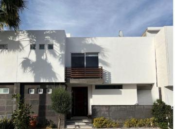 Casa en condominio · 250m² · 3 Recámaras · 2 Estacionamientos · Casa en Venta o Renta en El Refugio Cerca del Parque con Jardín y Terraza
