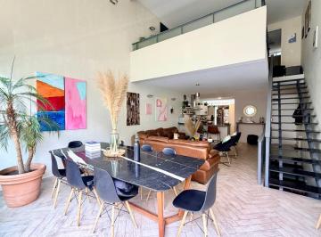 Son 200 metros cuadrados, los cuales se distribuyen en 3 niveles.
La estancia es · Departamento en Venta en Sparta Interlomas
