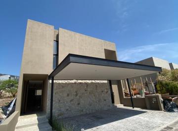Casa · 220m² · 4 Recámaras · Casa en Venta en Altozano