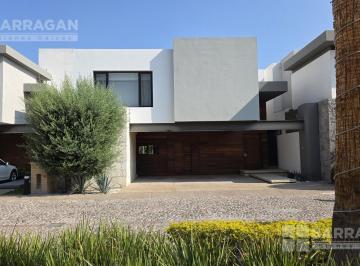 Casa · 312m² · 3 Recámaras · 3 Estacionamientos · Casa en Venta y Renta en Arco de Piedra, Jurica