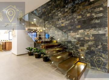 Casa · 219m² · 3 Recámaras · 2 Estacionamientos · Casa Moderna en Venta Acabados de Lujo