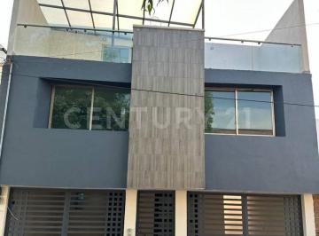 Casa · 284m² · 5 Recámaras · 2 Estacionamientos · Totalmente Remodelada a Dos Calles de Paseo Tollocan