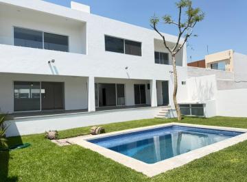 Casa · 400m² · 5 Recámaras · 2 Estacionamientos · Casa en Fraccionamiento Burgos Bugambilias
