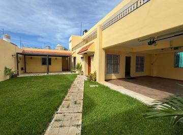 Casa de 3 habitaciones, Cozumel · Casa con Estudio, Jardín, Cochera Techada, en Venta, Urba, Cozumel