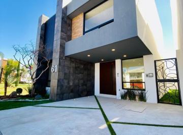 Casa · 297m² · 4 Recámaras · 2 Estacionamientos · Casa en Venta 3 Niveles, 4 Recámaras, Frente a Ómada, en Esquina, Entrega Inmediata