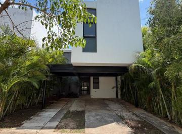Casa · 220m² · 3 Recámaras · 4 Estacionamientos · Hermosa Casa en Renta de 3 Habitaciones en Condominio con Amenidades