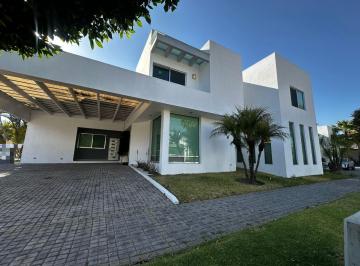 Casa · 439m² · 4 Recámaras · 5 Estacionamientos · Casa en Clúster 555 (Lomas de Angelópolis I)
