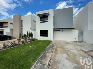 Casa · 200m² · 3 Recámaras · Hermosa Casa en Venta Salomea Privada, Conkal, Merida