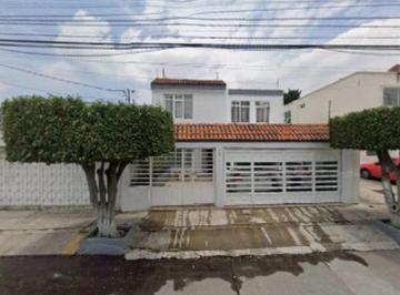 Casa · 303m² · 3 Recámaras · 3 Estacionamientos · Casa en Venta en Jardines del Bosque $7’900,000