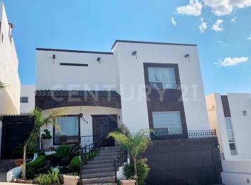 Casa · 366m² · 3 Recámaras · 2 Estacionamientos · Casa en Venta en Cantera