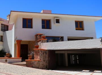 Casa · 600m² · 4 Recámaras · 6 Estacionamientos · Casa en Renta en Col. Colinas de San Javier, Zapopan, Jalisco.