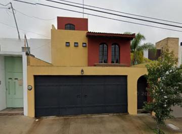 Casa de 3 habitaciones, Morelia · Casa con 3 Recámaras de 250 m² en Venta en Morelia