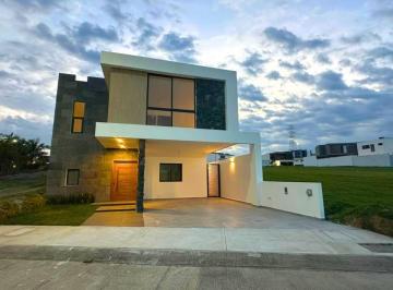 Casa · 230m² · 4 Recámaras · 2 Estacionamientos · Casa en Lomas del Dorado