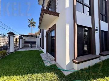 Casa · 617m² · 4 Recámaras · 3 Estacionamientos · Casa en Venta, Col. Flores