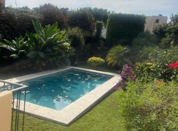 Casa · 320m² · 3 Recámaras · 3 Estacionamientos · Casa con Alberca, Rancho Cortes, Cuernavaca!