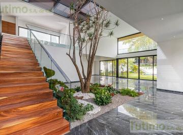 Casa · 600m² · 3 Recámaras · 4 Estacionamientos · Casa con Alberca en Zona Norte de Cuernavaca