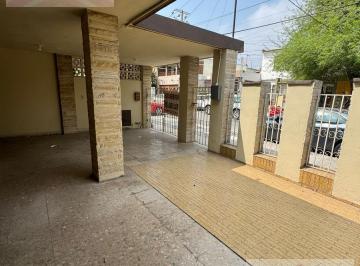 Casa · 280m² · 4 Recámaras · 4 Estacionamientos · Casa en Venta Ubicada a 2 Min del Hospital Universitario y Estación de Metro